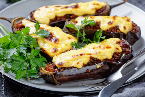 Fotografía Eggplants stuffed with ground beef on a plate