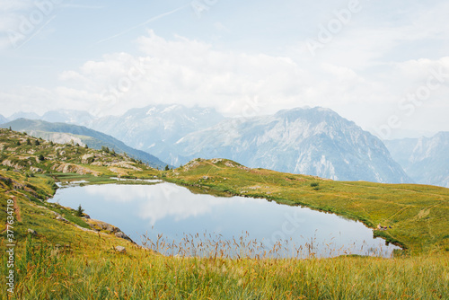 lac de montagne dans les Alpes françaises. Lac de montagne à Vaujany. Chaîne de montagne