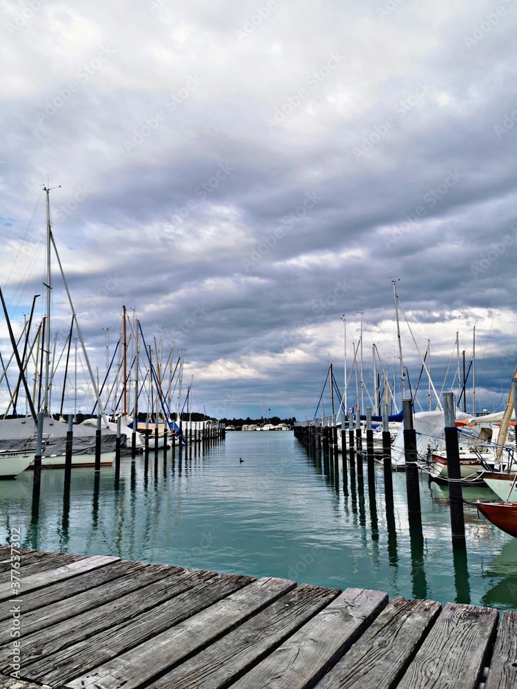 Obraz premium wooden pier in the sea