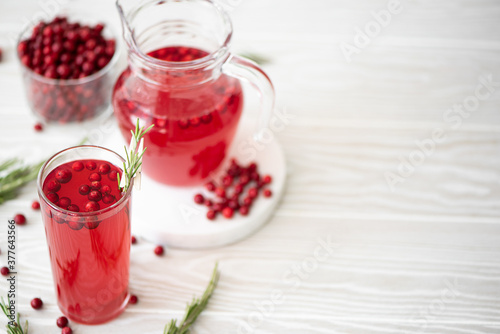 Foto lingonberry juice with honey in glass