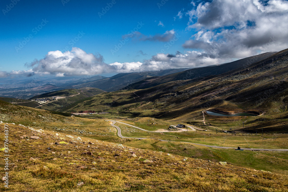 Obraz premium Las estación de esquí de Alto Campoo cambia su paisaje durante el verano