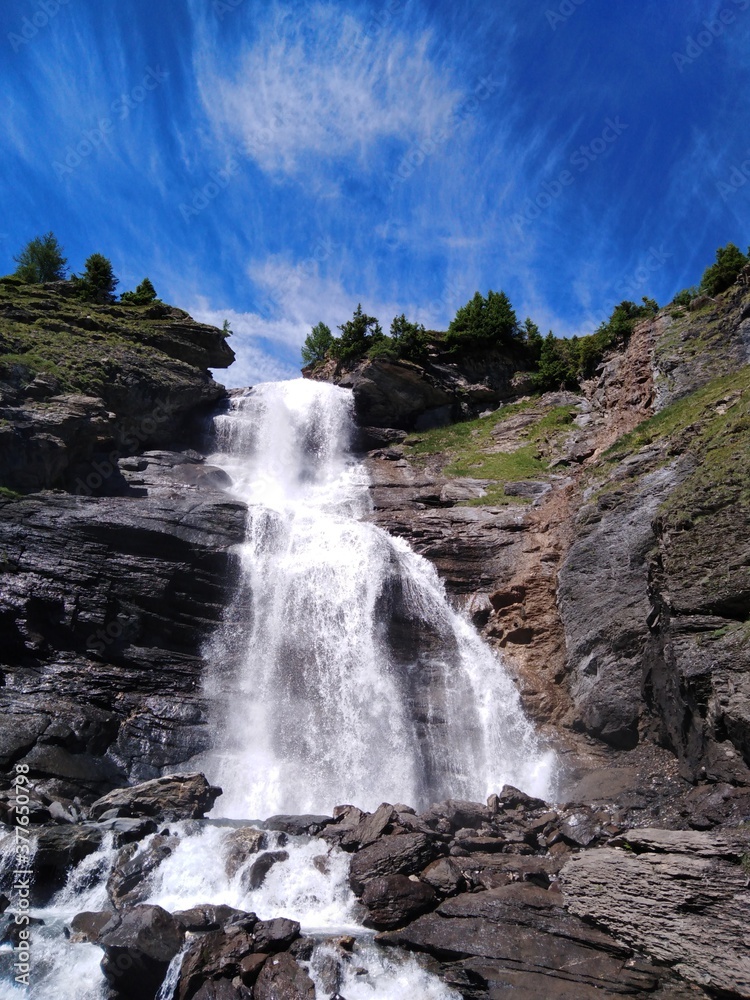 Fototapeta premium Marvelous waterfall in the swiss Alps Magnifique cascade dans les Alpes suisses