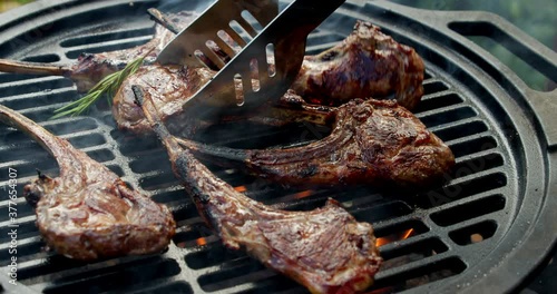 The fragrant rack of lamb is grilled with smoke.