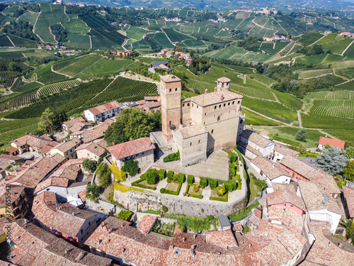 Castello e borgo di Serralunga d Alba in Piemonte