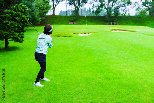 雨天にゴルフをする女性 【コロナ禍で楽しめるスポーツ】