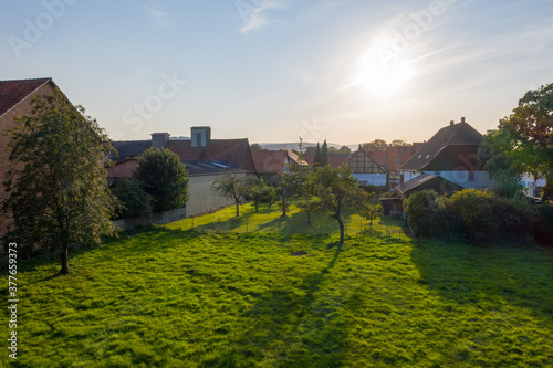 Ländliches Grundstück Garten im Dorf