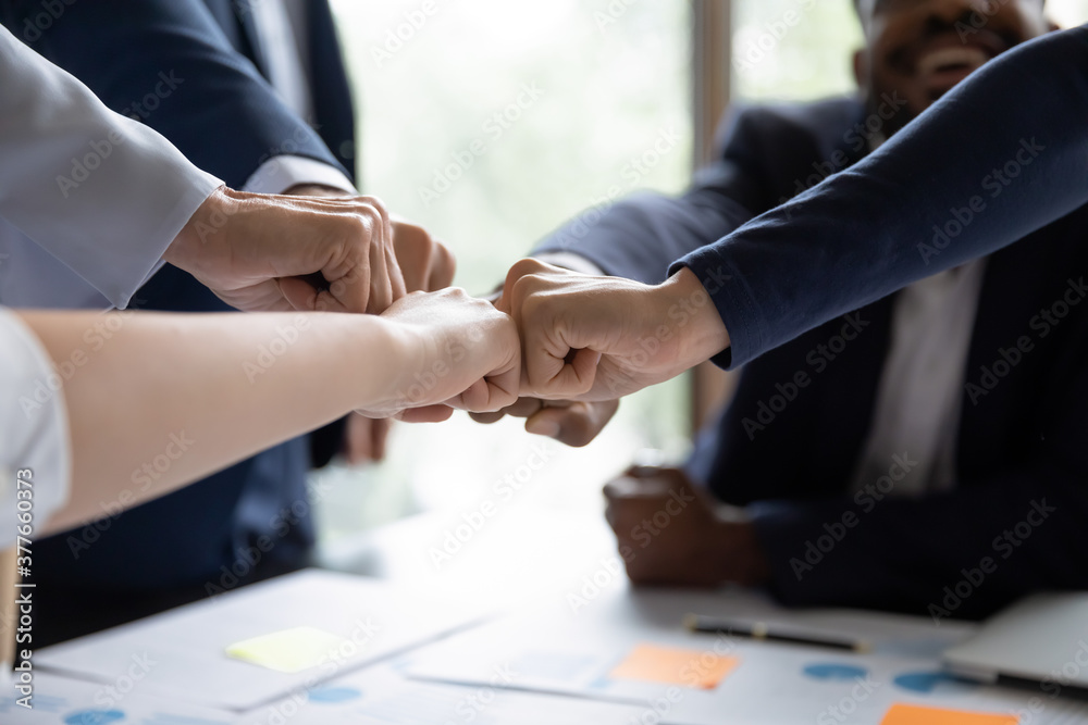 Φωτογραφία Crop close up of multiracial businesspeople give fists bump participate in teambuilding activity at meeting