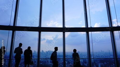 窓際の二人の影