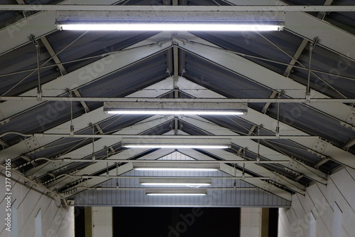 Wallpaper Mural 階段の天井に取り付けられた蛍光灯の列 Torontodigital.ca