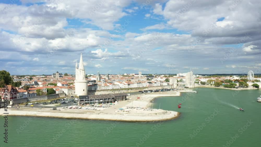 L'entrée du port de La Rochelle avec des bateaux qui naviguent en Charente-Maritime, en Nouvelle Aquitaine, en France, en été et en drone lors d'une journée ensoleillée et nuageuse.