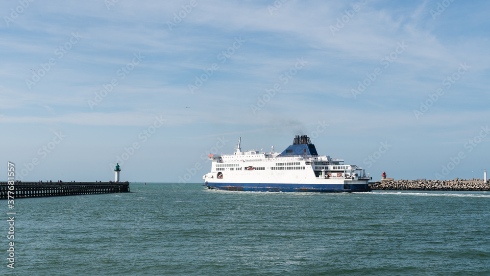 Ferry quittant le port de Calais