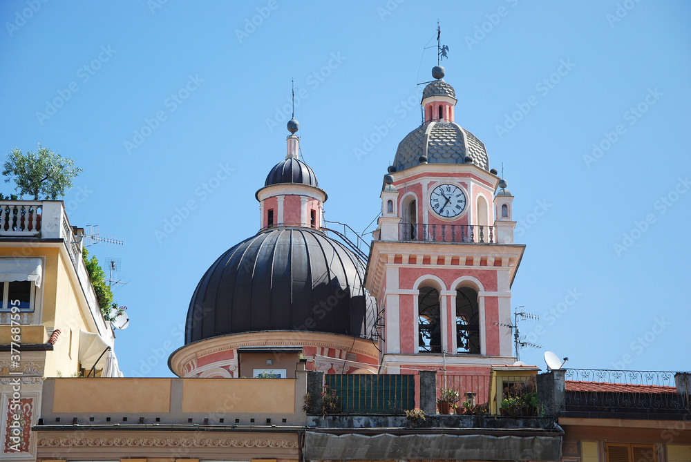 La cupola e il campanile della chiesa di San Giacomo a Chiavari.