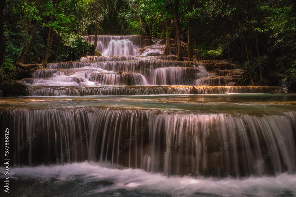 Obraz premium Huai Mae Khamin Waterfall , Landscape tropical rainforest at Srinakarin Dam, Kanchanaburi, Thailand.Huai Mae Khamin Waterfall is the most beautiful waterfall in Thailand. Unseen Thailand