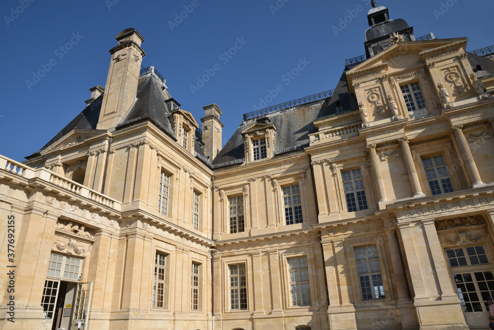 Cour du château de Maisons, France
