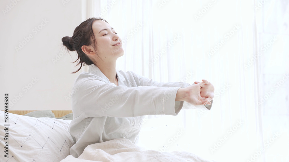 パジャマ姿の若い女性 寝起き パジャマ姿の若い女性 寝起き