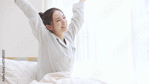 Obraz na plátně パジャマ姿の若い女性　寝起き