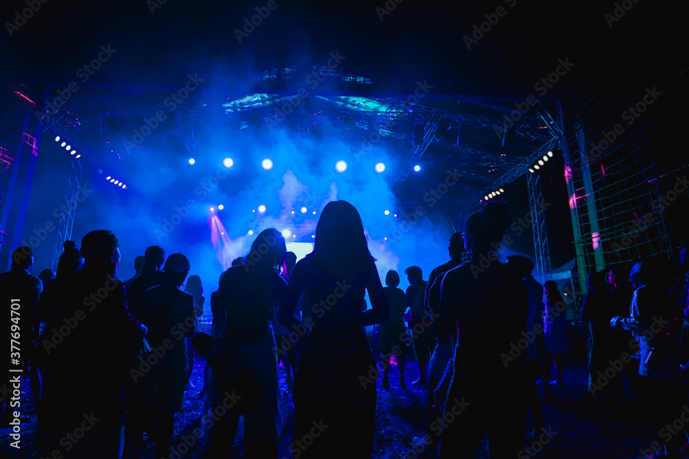 Obraz premium Blur crowd have dancing fun live in concert.