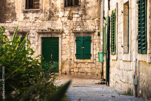 Fototapeta Naklejka Na Ścianę i Meble -  Beautiful old cobbled houses in the narrow streets of the city of Kotor