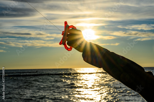 Drachenfliegen im Sonnenuntergang an Strand an der Ostsee
