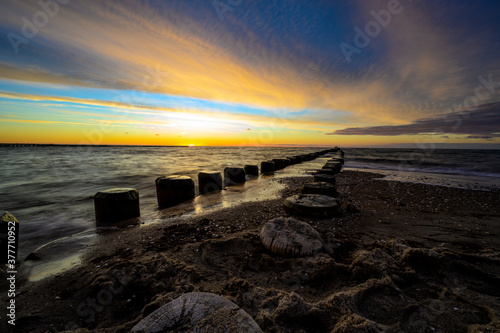 Sonnenuntergang an Strand an der Ostsee