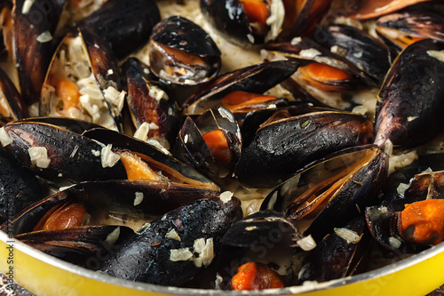 Slika na platnu Moules Marinieres - Mussels cooked with white wine sauce.