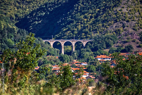Fotografia Old railway viaduct in the mountains