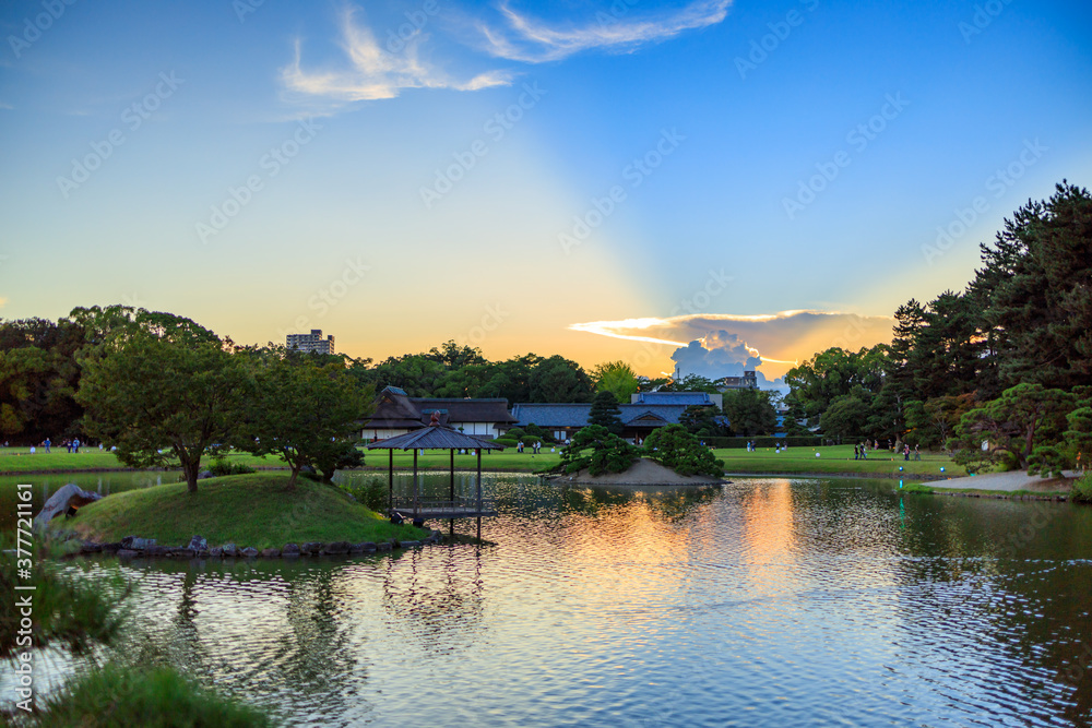 Obraz premium 岡山後楽園「夏の幻想庭園」の夕焼け
