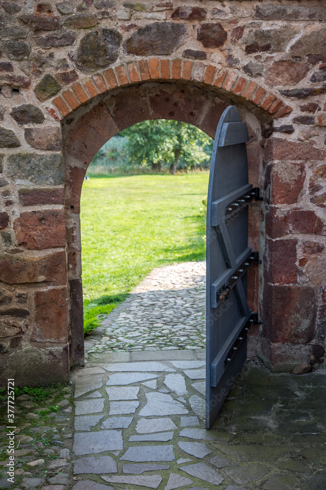 Fototapeta premium Ein offenes Tor in Garten 