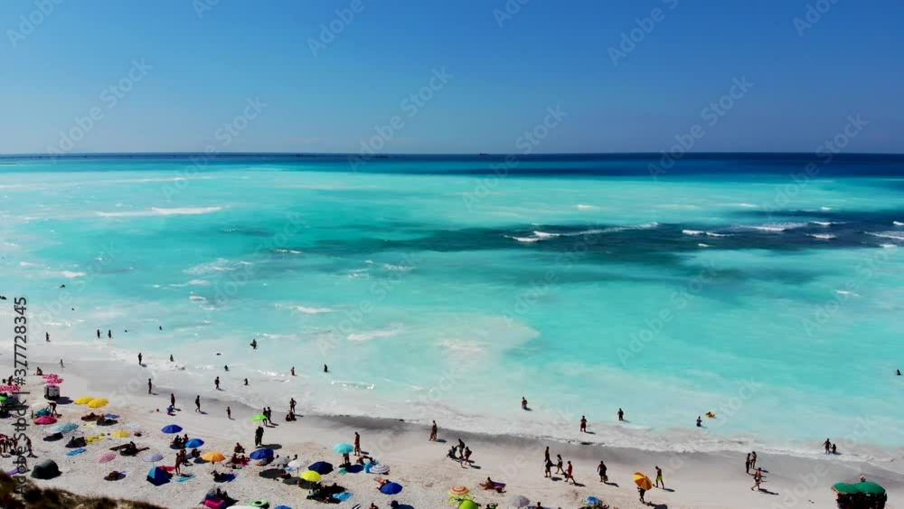 Drohnen Flug über Italien White Sand Beach mit Touristen Strand und Sonnenschirmen auf dem rosignano marittimo spiagge bianche Drohnen Flug über Italien White Sand Beach mit Touristen Strand und Sonnenschirmen auf dem rosignano marittimo spiagge bianche