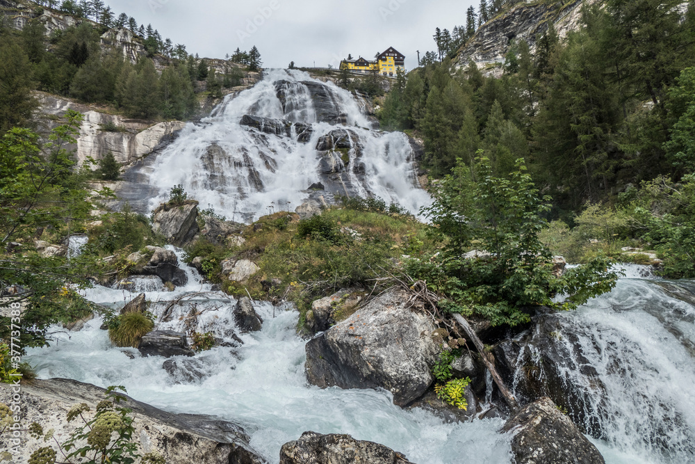 Φωτογραφία The very high and beautiful waterfall of the Toce in Formazza Valley