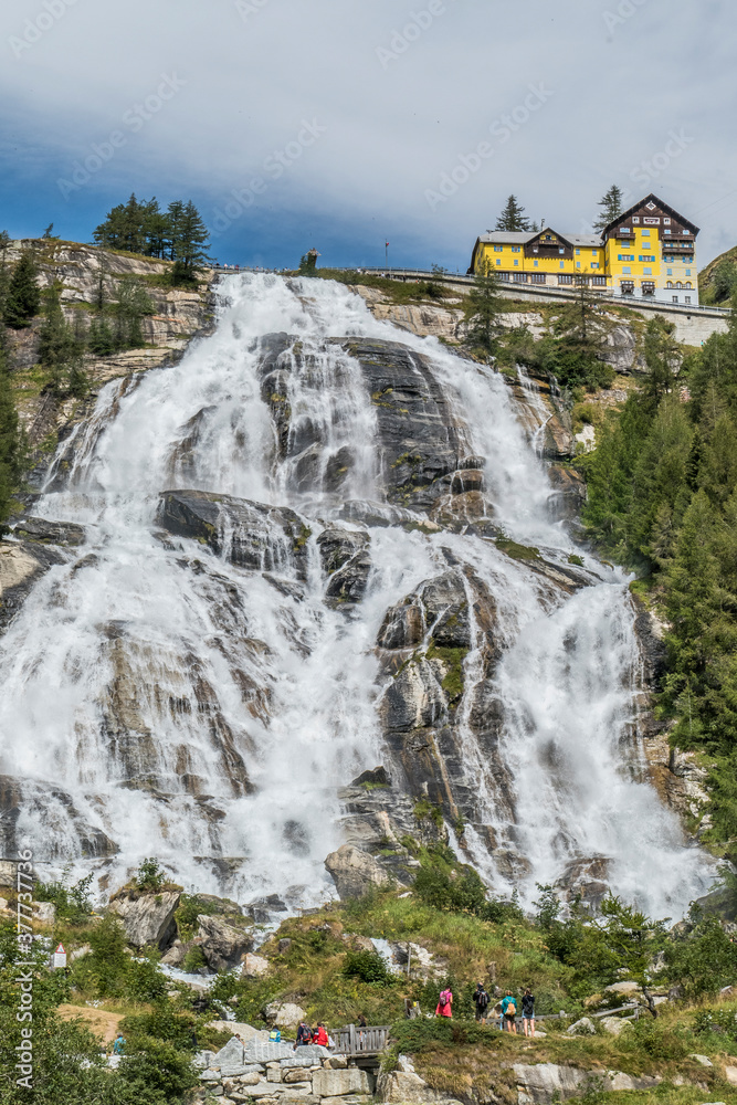 Φωτογραφία The very high and beautiful waterfall of the Toce in Formazza Valley