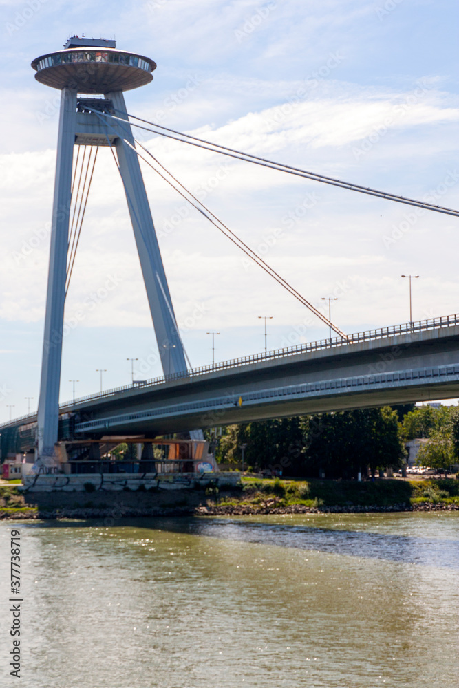 Obraz premium Most SNP o Puente OVNI, en el Danubio, en Bratislava, en Eslovaquia