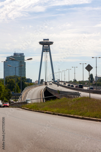 Most SNP o Puente OVNI, en el Danubio, en Bratislava, en Eslovaquia