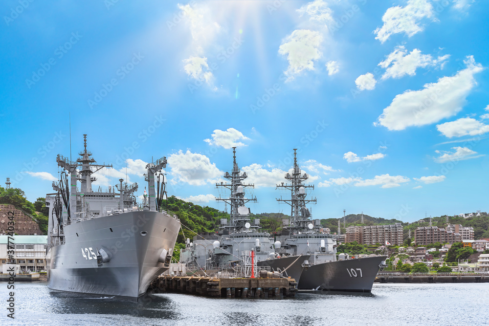 Φωτογραφία yokosuka, japan - july 19 2020: Wide angle on the japanese Replenishment oiler JS Masyu AOE-425 and the destroyer ships JS Murasame DD-101 and JS Ikazuchi DD-107 berthed in the Yokosuka naval port