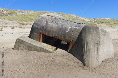 Bunker versinken im Strandsand des Atlantik (nahe der Girondemündung), Kriegswunden verheilen nur langsam