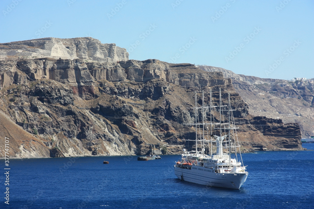Schiff vor der Küste der Insel Santorini