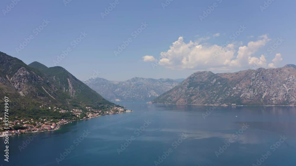 Montenegro. Boka Kotor Golf. Blick auf die malerische Küstenstadt Dobrota. Montenegro. Boka Kotor Golf. Blick auf die malerische Küstenstadt Dobrota.