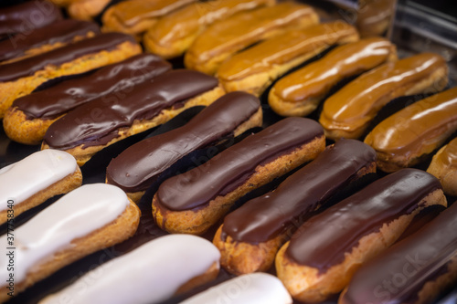 Stampa su tela Assortment of french fresh baked eclair sweet pastry  in confectionery shop