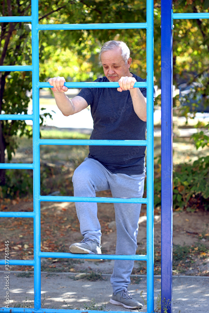 Obraz premium Senior man on the street goes in for sports on the playground.