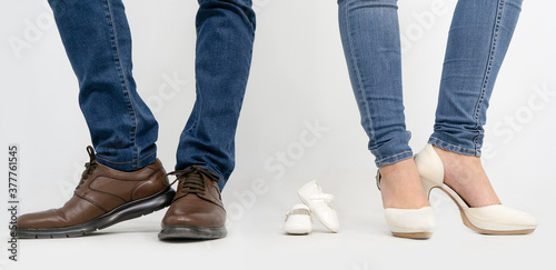 daddy mom and baby shoes © Astro Producciones