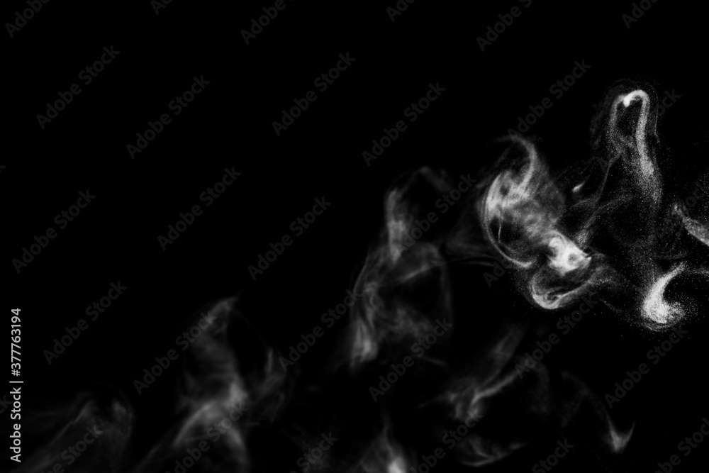 Naklejka premium White natural steam smoke effect on solid black background with abstract blur motion wave swirl use for overlay in pollution, vapor cigarette, gas, dry ice, hot food, boil water 