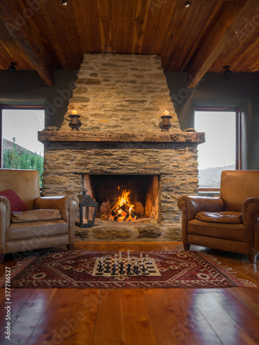 Fotografija Chess infront og large stone fireplace