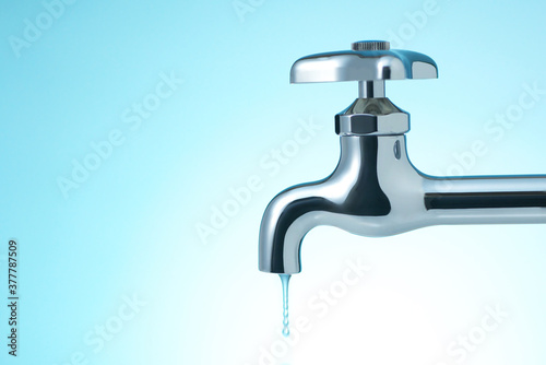 水道（蛇口）の水滴