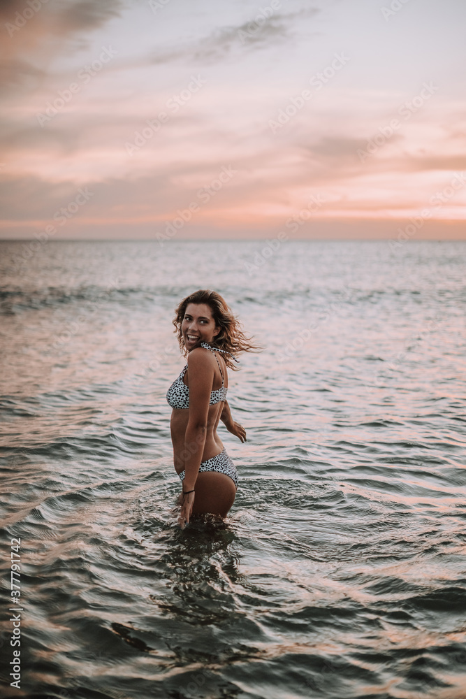 Chica veraniega morena en la playa naturaleza cañas de bambu con skateboard y bikini disfrutando de la hora dorada del atardecer Chica veraniega morena en la playa naturaleza cañas de bambu con skateboard y bikini disfrutando de la hora dorada del atardecer