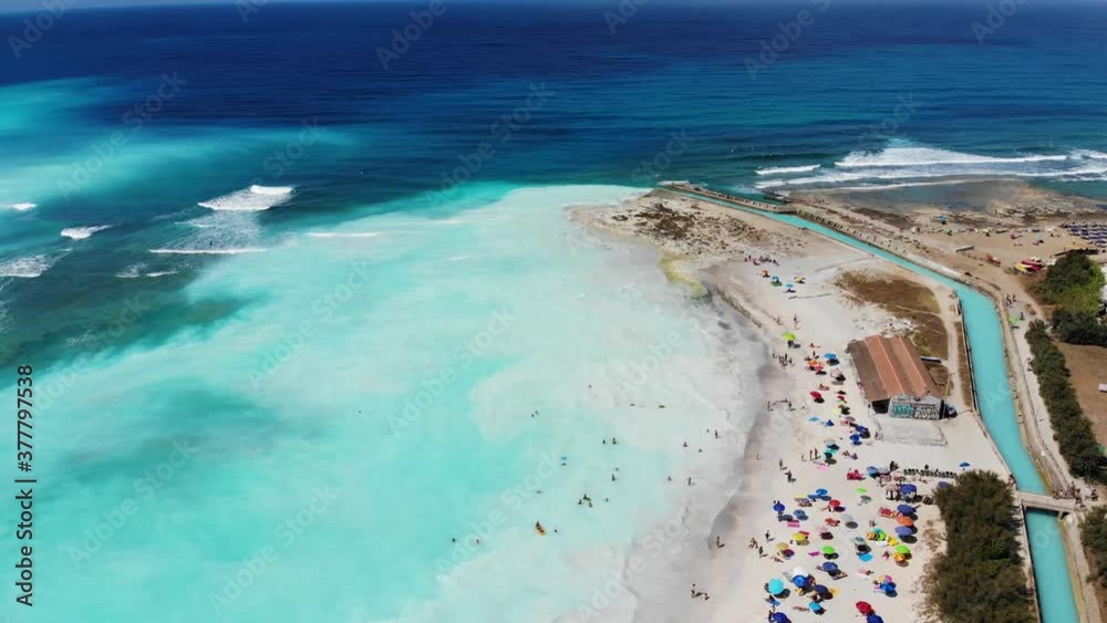 Drohne über Italien White Sand Beach mit Touristen Strand und Sonnenschirmen auf dem rosignano marittimo spiagge bianche