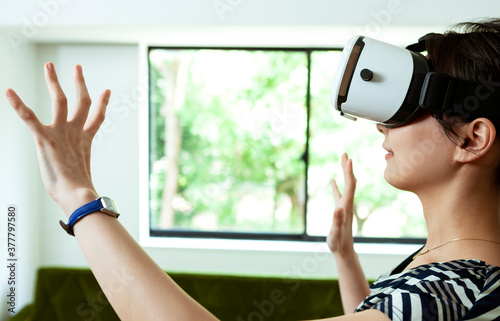 VRゴーグルを付けたビジネスウーマン Free Download VRゴーグルを付けたビジネスウーマン - GFXLoad