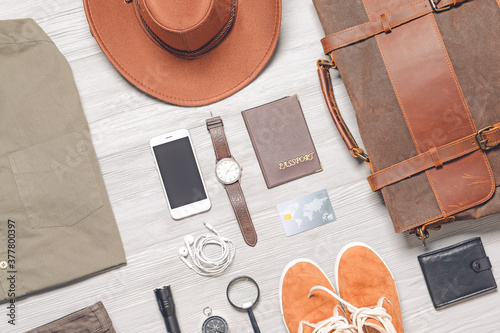Set of travel accessories f...