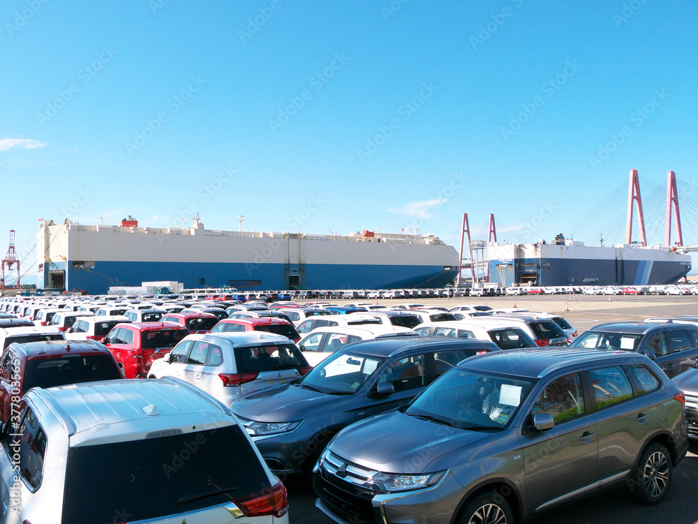 輸出自動車と自動車運搬船　名古屋港　愛知県名古屋市　日本