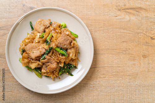 Stir-fried rice noodle with black soy sauce and pork and kale