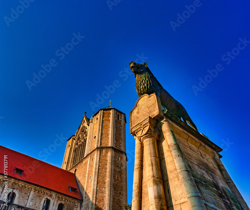 Braunschweiger Dom mit Braunschweiger Löwe photo